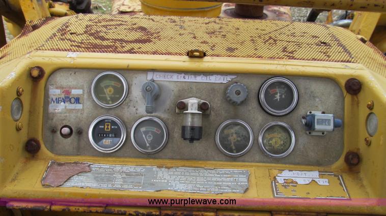 image for item E3898 1974 Caterpillar 977L track loader