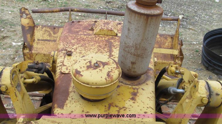 image for item E3898 1974 Caterpillar 977L track loader