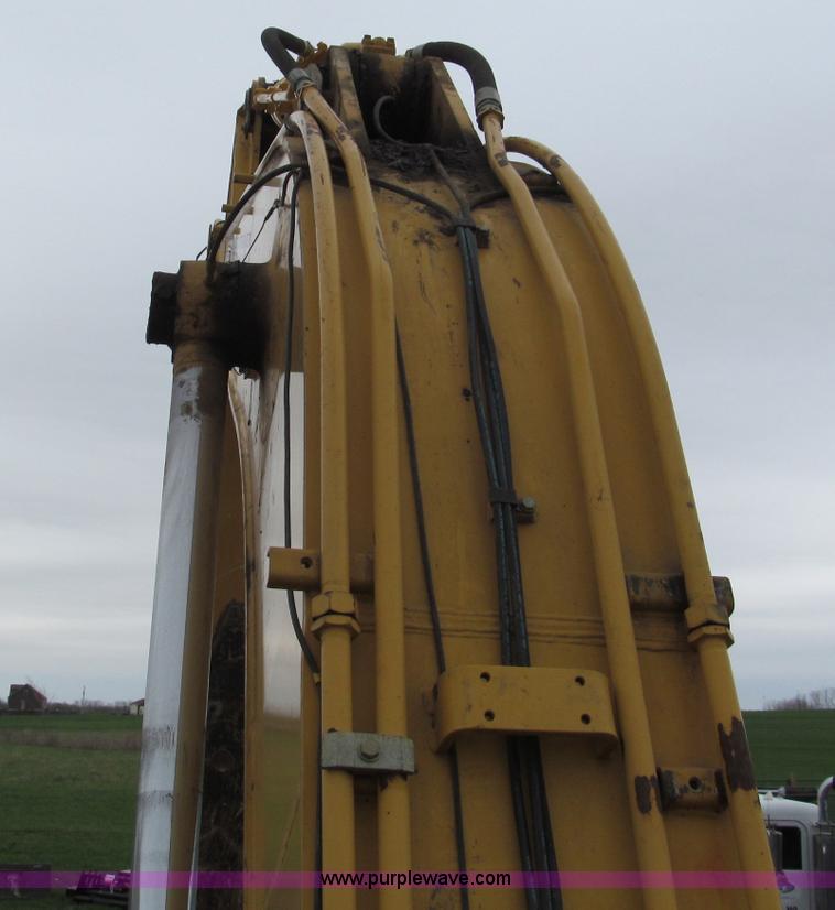 image for item E5862 2006 John Deere 330C LC excavator