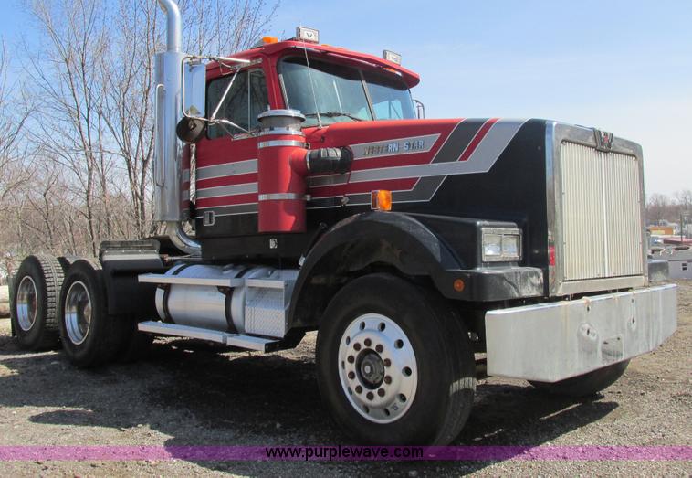 image for item E7179 1993 Western Star 4964F semi truck