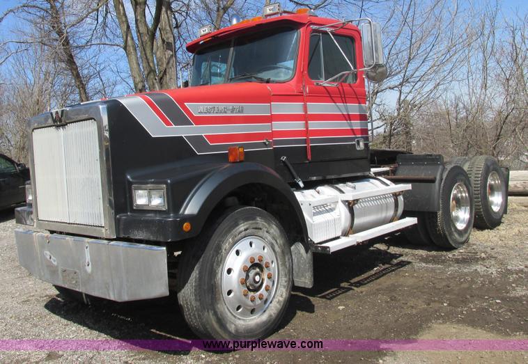 image for item E7179 1993 Western Star 4964F semi truck