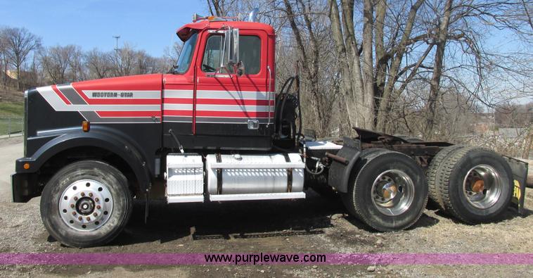 image for item E7179 1993 Western Star 4964F semi truck