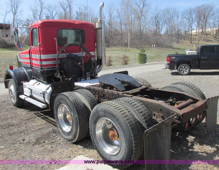 image for item E7179 1993 Western Star 4964F semi truck