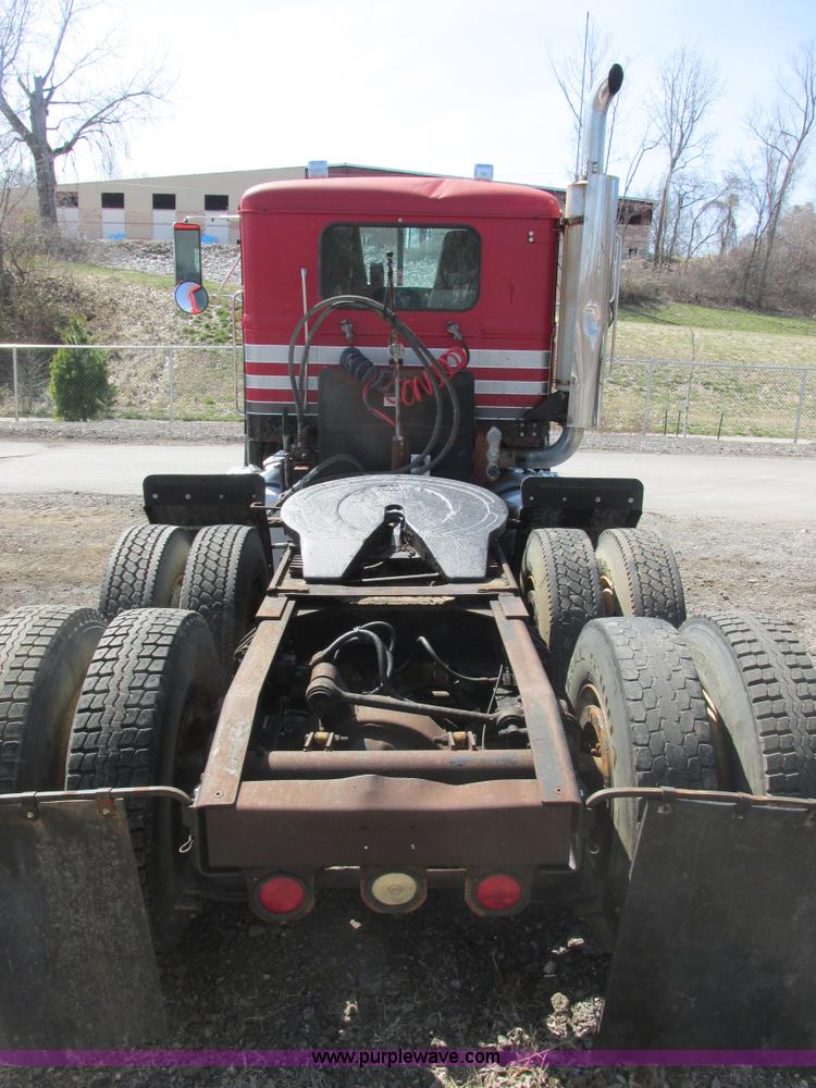 image for item E7179 1993 Western Star 4964F semi truck