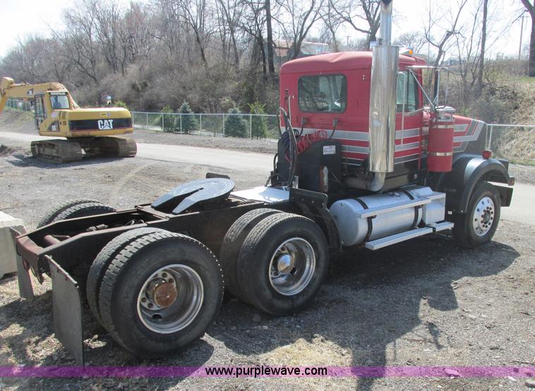 image for item E7179 1993 Western Star 4964F semi truck