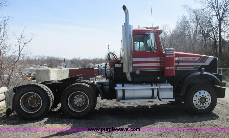 image for item E7179 1993 Western Star 4964F semi truck