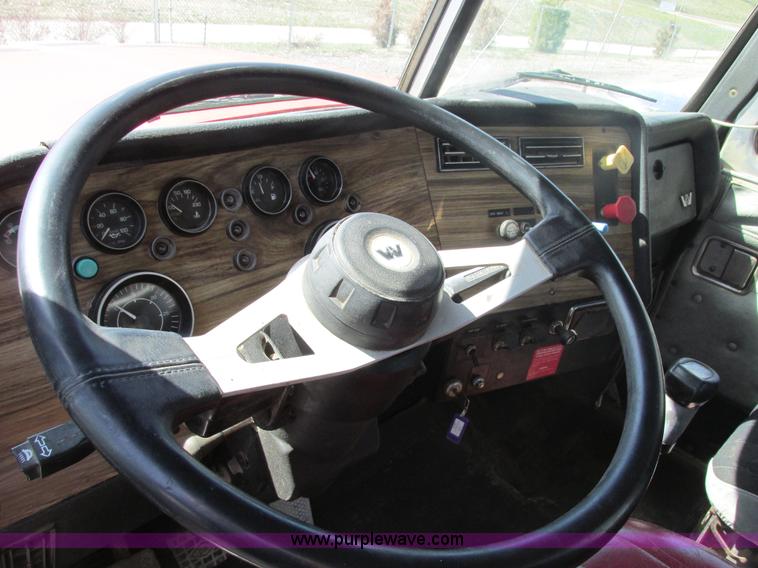 image for item E7179 1993 Western Star 4964F semi truck