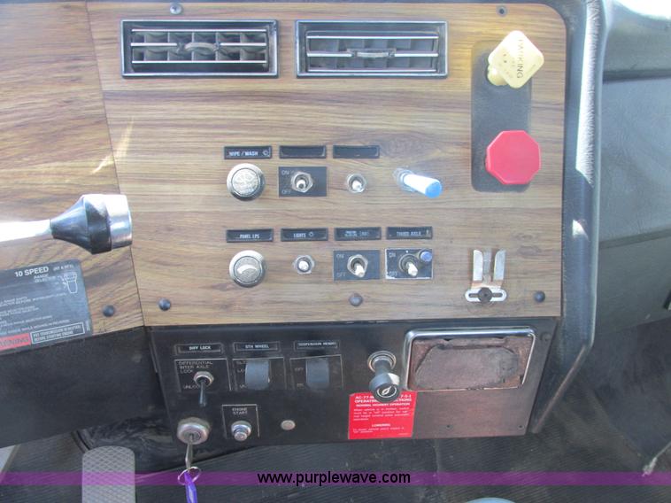 image for item E7179 1993 Western Star 4964F semi truck