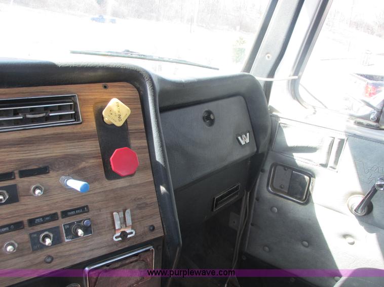 image for item E7179 1993 Western Star 4964F semi truck
