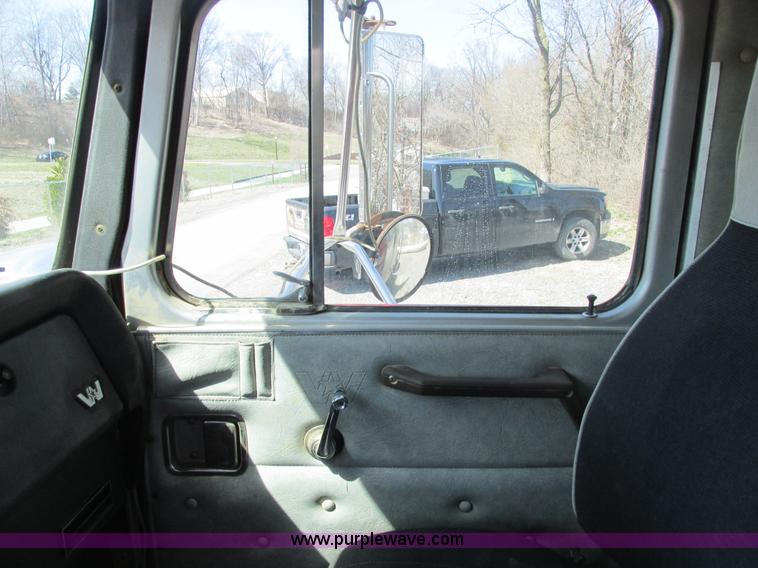 image for item E7179 1993 Western Star 4964F semi truck