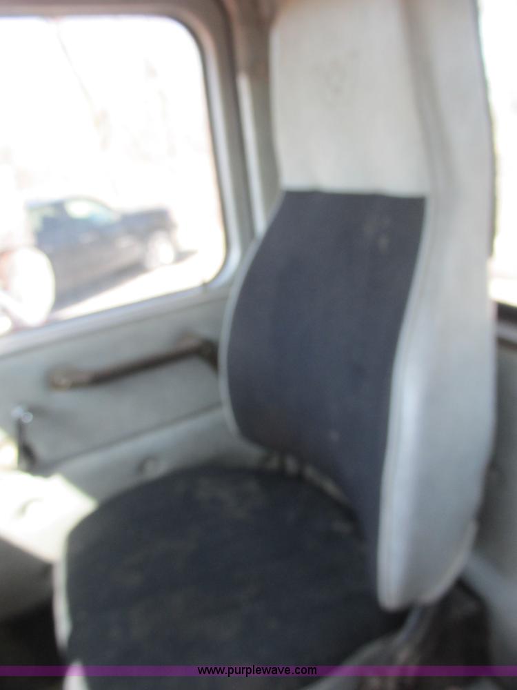 image for item E7179 1993 Western Star 4964F semi truck