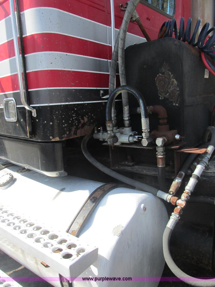 image for item E7179 1993 Western Star 4964F semi truck