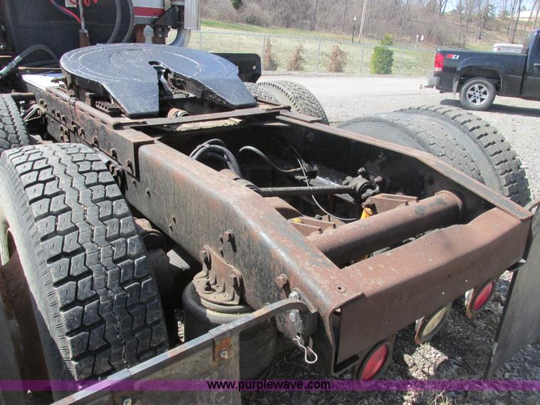 image for item E7179 1993 Western Star 4964F semi truck