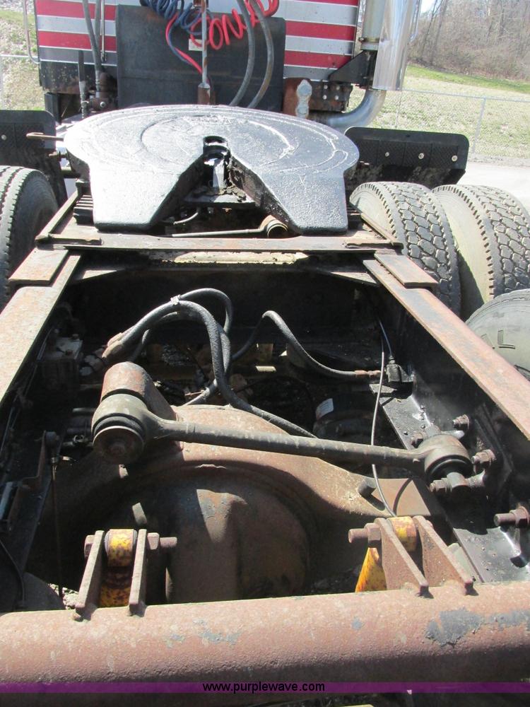 image for item E7179 1993 Western Star 4964F semi truck