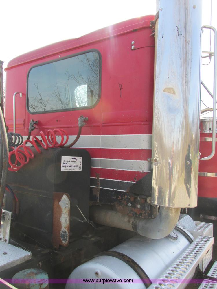 image for item E7179 1993 Western Star 4964F semi truck