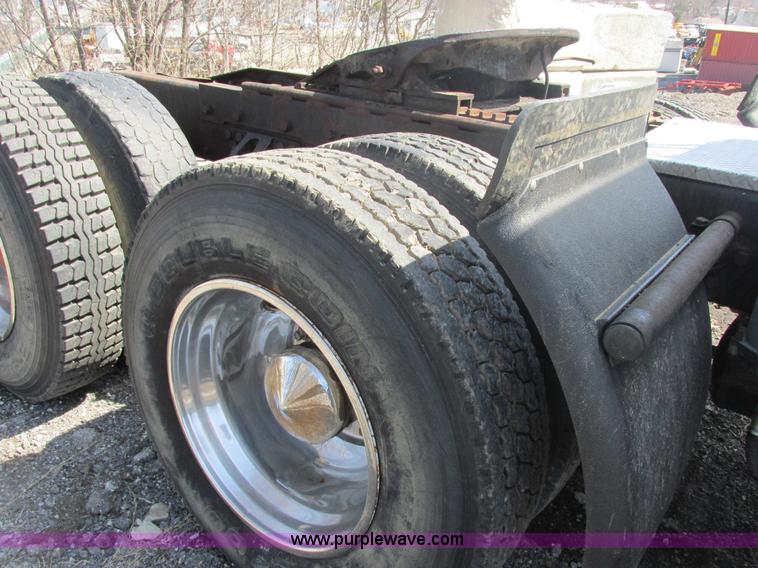 image for item E7179 1993 Western Star 4964F semi truck