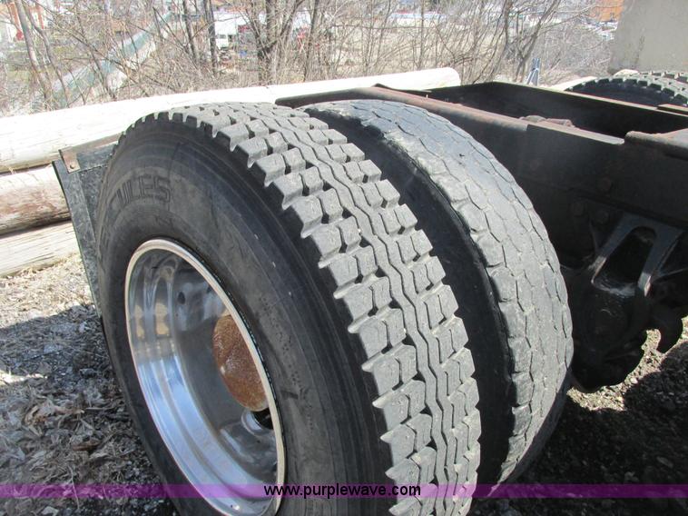 image for item E7179 1993 Western Star 4964F semi truck