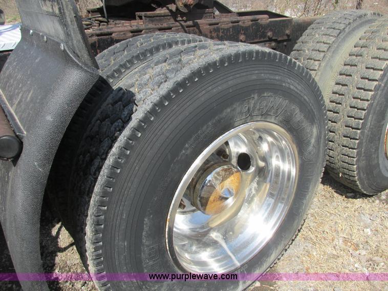 image for item E7179 1993 Western Star 4964F semi truck