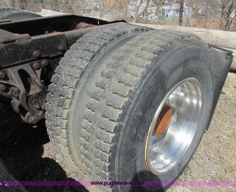 image for item E7179 1993 Western Star 4964F semi truck