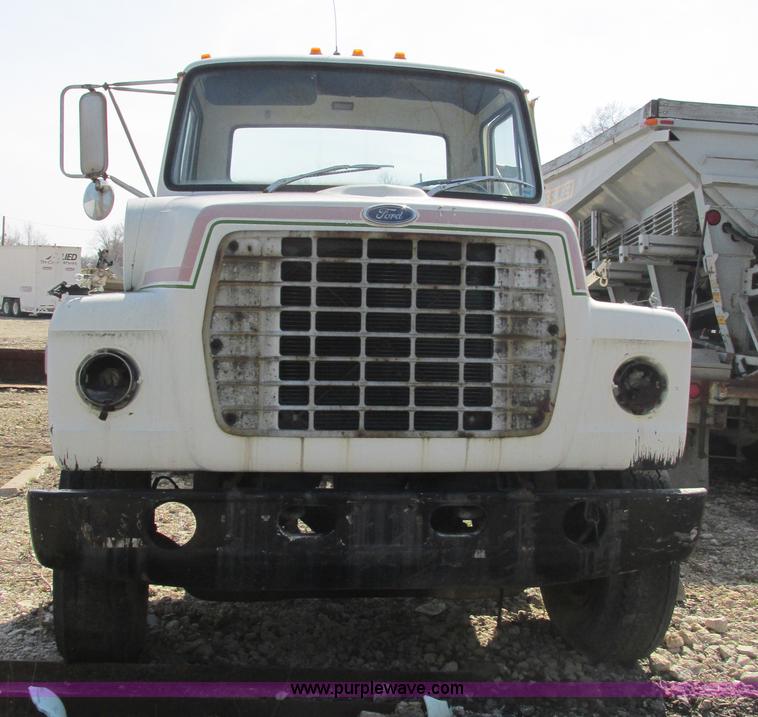 image for item E7180 1984 Ford 900 truck cab and chassis