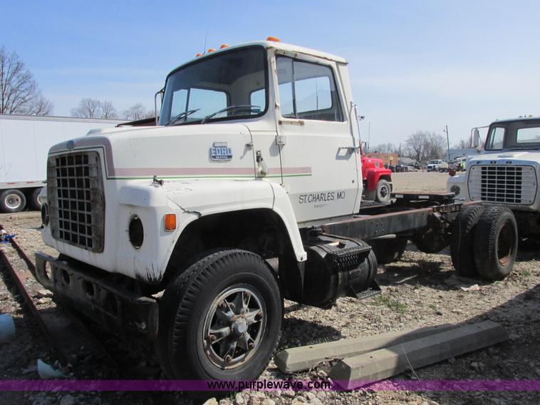 image for item E7180 1984 Ford 900 truck cab and chassis