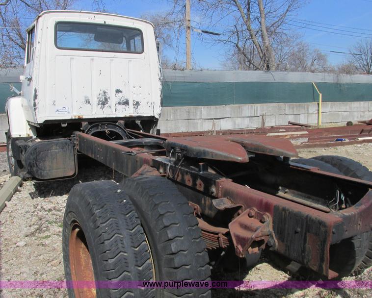image for item E7180 1984 Ford 900 truck cab and chassis