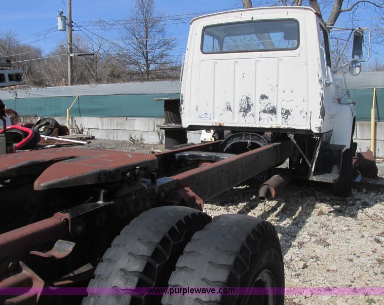 image for item E7180 1984 Ford 900 truck cab and chassis