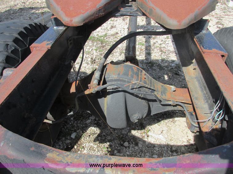 image for item E7180 1984 Ford 900 truck cab and chassis