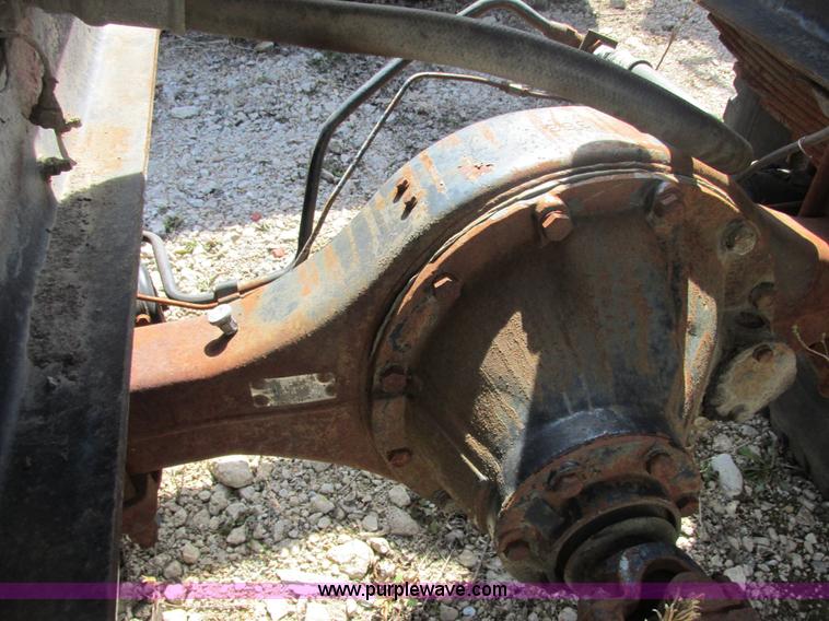 image for item E7180 1984 Ford 900 truck cab and chassis