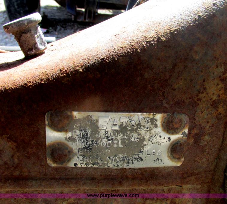 image for item E7180 1984 Ford 900 truck cab and chassis