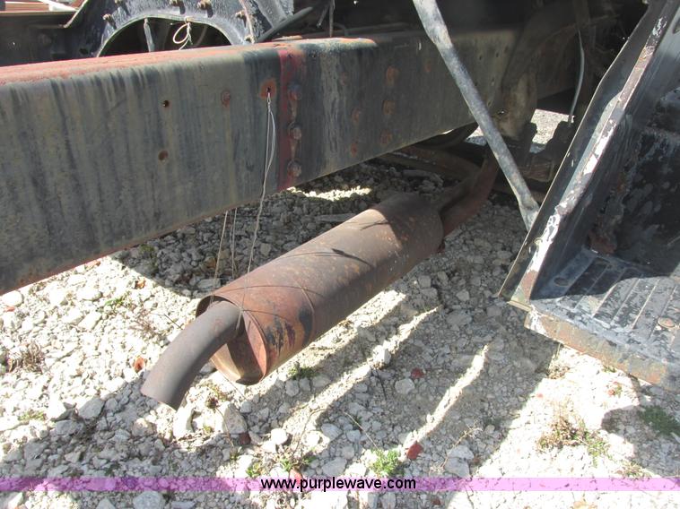 image for item E7180 1984 Ford 900 truck cab and chassis