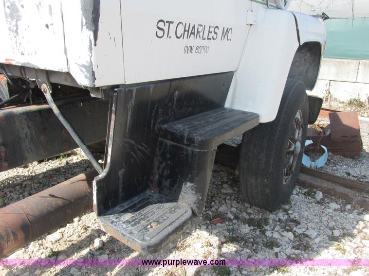 image for item E7180 1984 Ford 900 truck cab and chassis