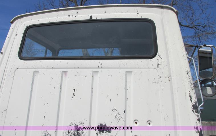 image for item E7180 1984 Ford 900 truck cab and chassis
