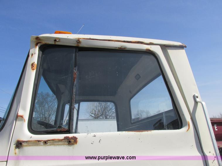 image for item E7180 1984 Ford 900 truck cab and chassis