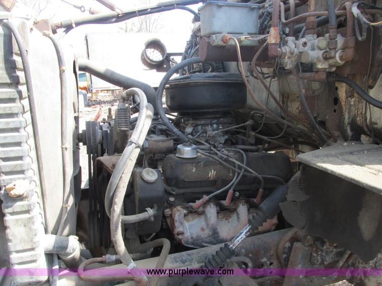 image for item E7180 1984 Ford 900 truck cab and chassis