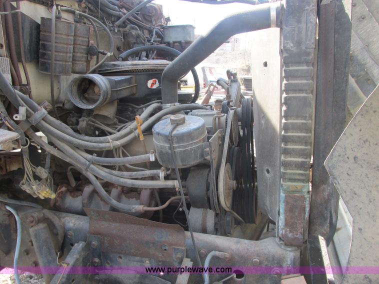 image for item E7180 1984 Ford 900 truck cab and chassis