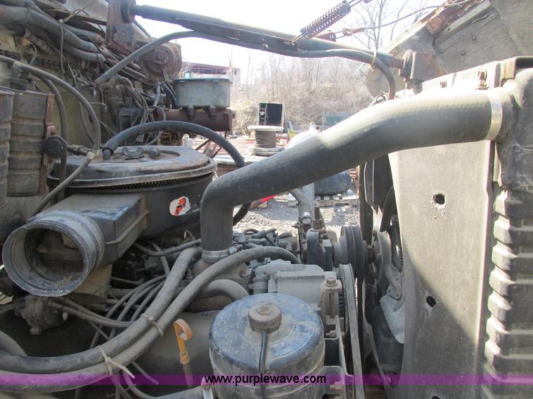 image for item E7180 1984 Ford 900 truck cab and chassis