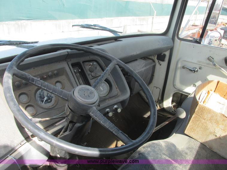 image for item E7180 1984 Ford 900 truck cab and chassis