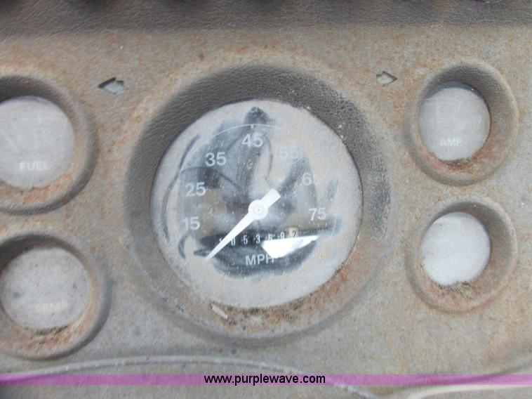 image for item E7180 1984 Ford 900 truck cab and chassis