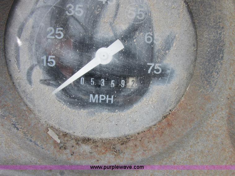 image for item E7180 1984 Ford 900 truck cab and chassis