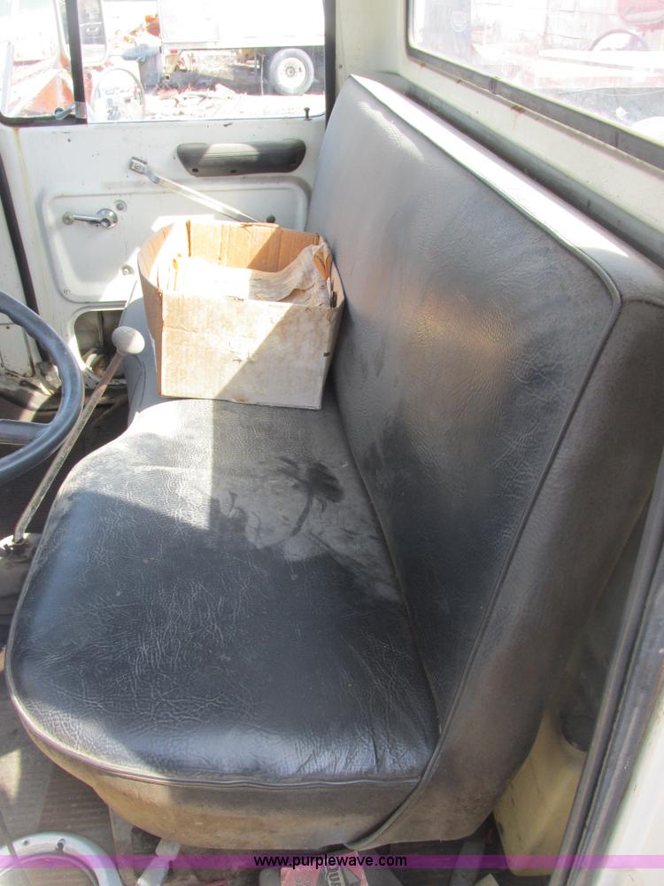 image for item E7180 1984 Ford 900 truck cab and chassis