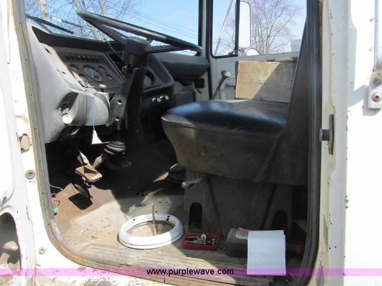 image for item E7180 1984 Ford 900 truck cab and chassis