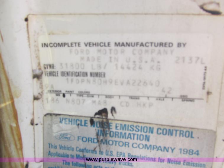 image for item E7180 1984 Ford 900 truck cab and chassis