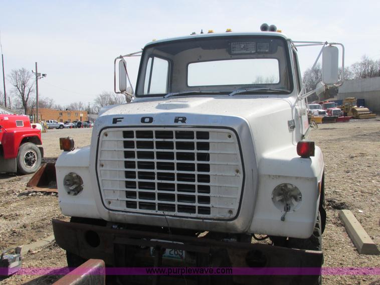 image for item E7181 1979 Ford 900 truck cab and chassis