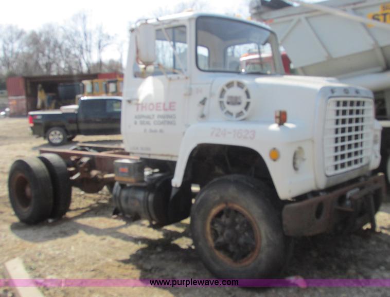 image for item E7181 1979 Ford 900 truck cab and chassis