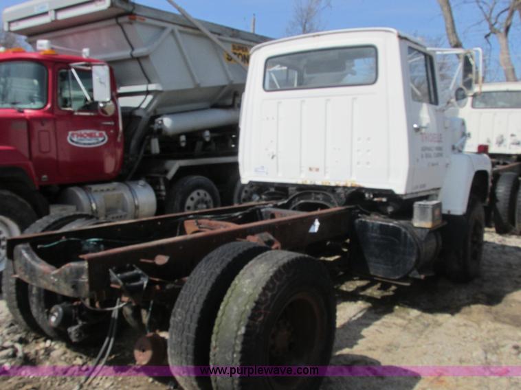image for item E7181 1979 Ford 900 truck cab and chassis