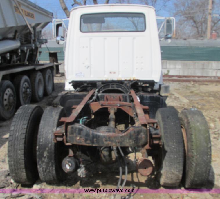 image for item E7181 1979 Ford 900 truck cab and chassis