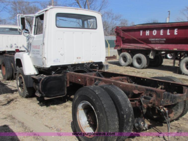 image for item E7181 1979 Ford 900 truck cab and chassis