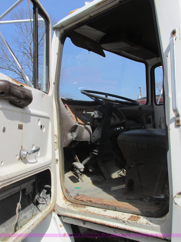 image for item E7181 1979 Ford 900 truck cab and chassis