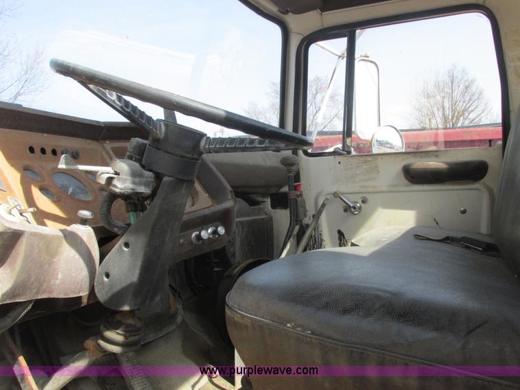 image for item E7181 1979 Ford 900 truck cab and chassis